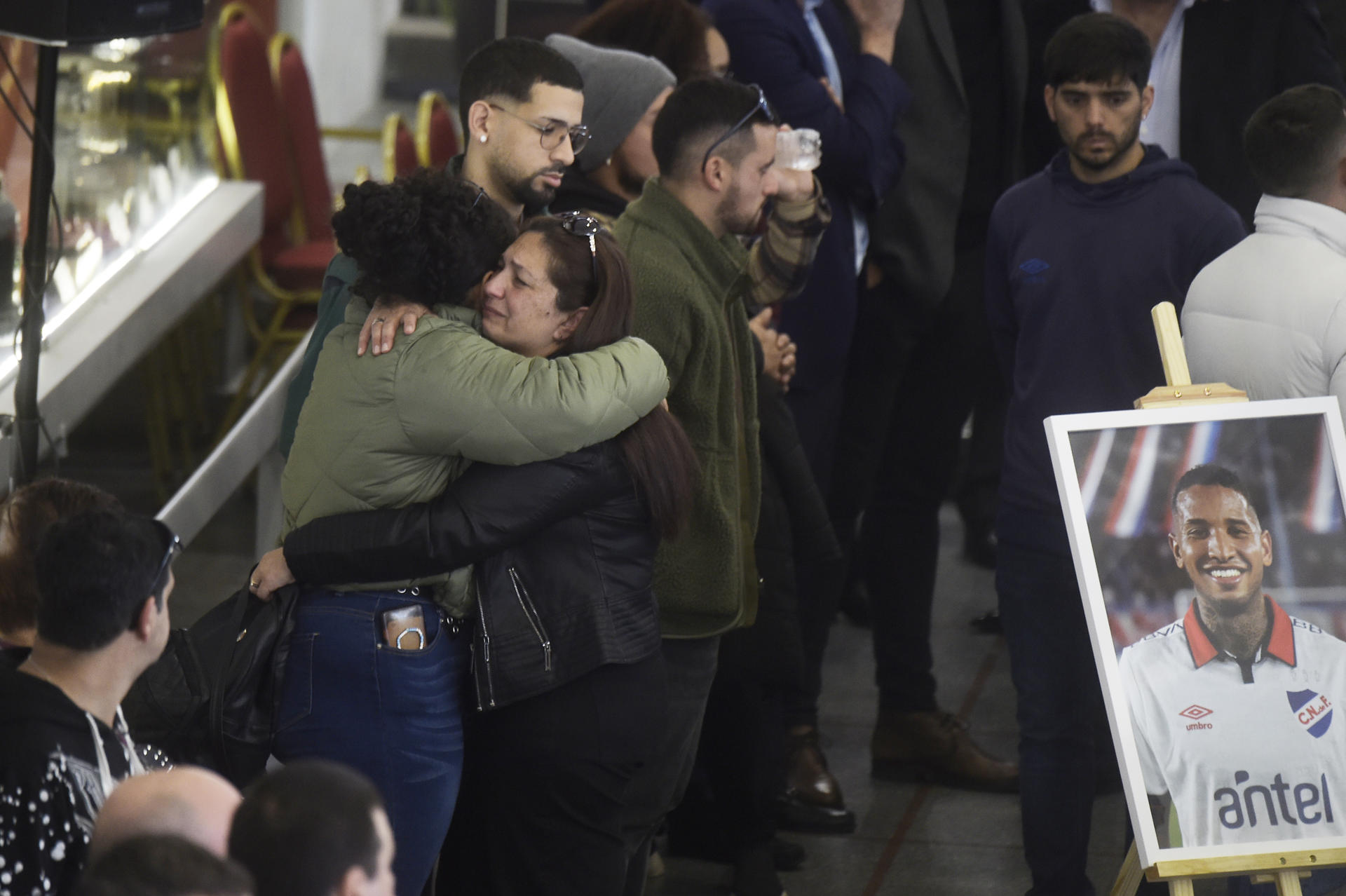 Familiares, amigos y aficionados fueron registrados este jueves, 29 de agosto, al asistir al velorio del futbolista uruguayo Juan Manuel Izquierdo, en la sede del club Nacional, en Montevideo (Uruguay). EFE/Stringer
