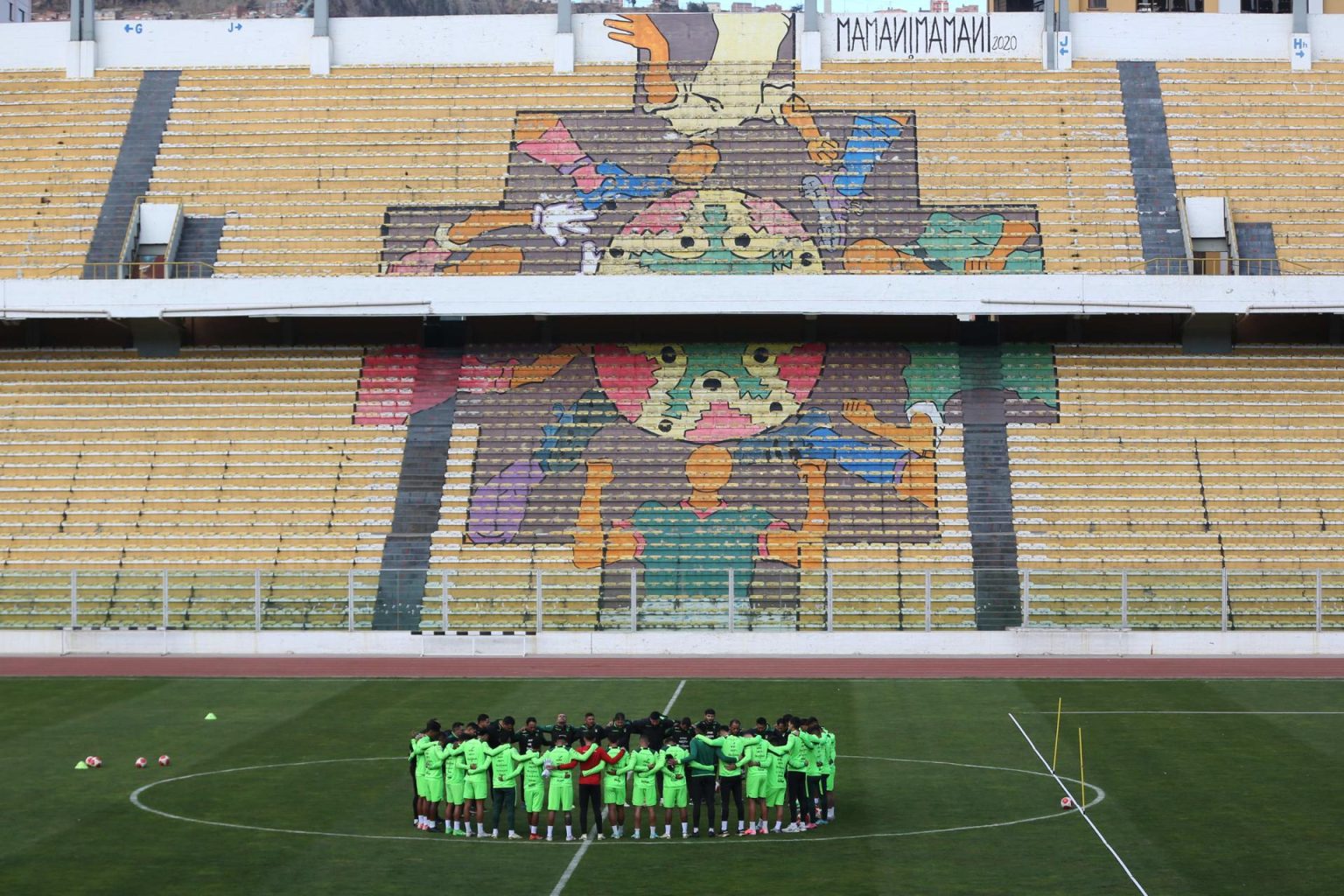 Integrantes de la selección nacional masculina de fútbol de Bolivia fueron registrados el pasado 26 de agosto, durante un entrenamiento, en el estadio Hernando Siles de La Paz (Bolivia). Bolivia se prepara para enfrentar a Venezuela por las eliminatorias al Mundial FIFA de 2026. EFE/Luis Gandarillas