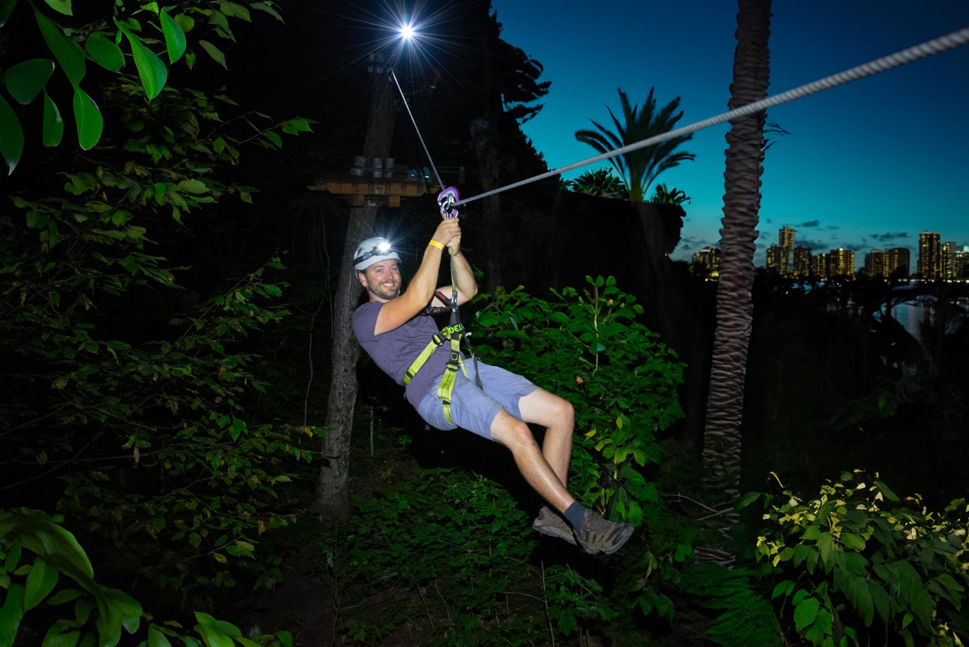 Fotografía cedida por The Trekking Group donde aparece una persona mientras se desliza por una tirolina durante su participación en la atracción nocturna 'Night Trek' ubicada en Jungle Island, el parque de ecoaventuras situado en la isla Watson de Miami, Florida. EFE/The Trekking Group /SOLO USO EDITORIAL /NO VENTAS /SOLO DISPONIBLE PARA ILUSTRAR LA NOTICIA QUE ACOMPAÑA /CRÉDITO OBLIGATORIO
