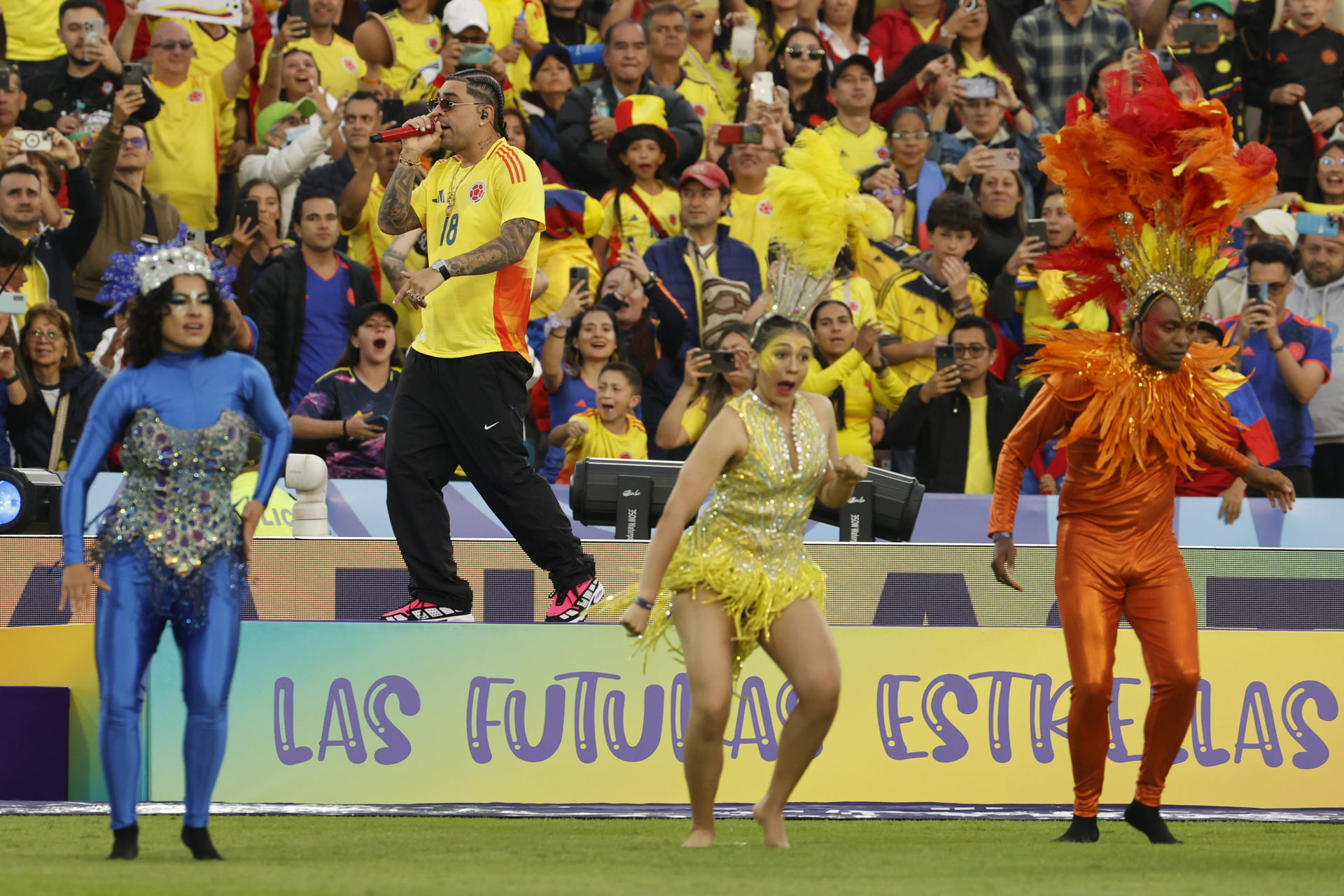 El artista colombiano Ryan Castro (i) se presenta en la inauguración de la Copa Mundial Femenina sub-20. EFE/ Mauricio Dueñas Castañeda
