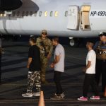 Imagen de archivo de migrantes que caminan frente a un avión para ser deportados en el aeropuerto Marcos A. Gelabert en Ciudad de Panamá (Panamá). EFE/ Bienvenido Velasco