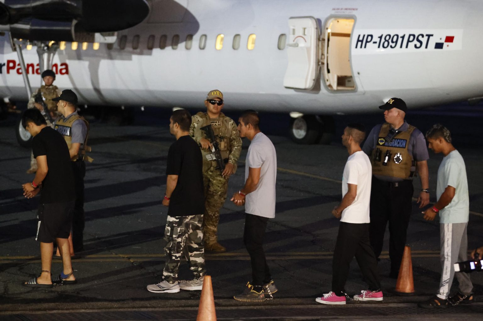 Imagen de archivo de migrantes que caminan frente a un avión para ser deportados en el aeropuerto Marcos A. Gelabert en Ciudad de Panamá (Panamá). EFE/ Bienvenido Velasco