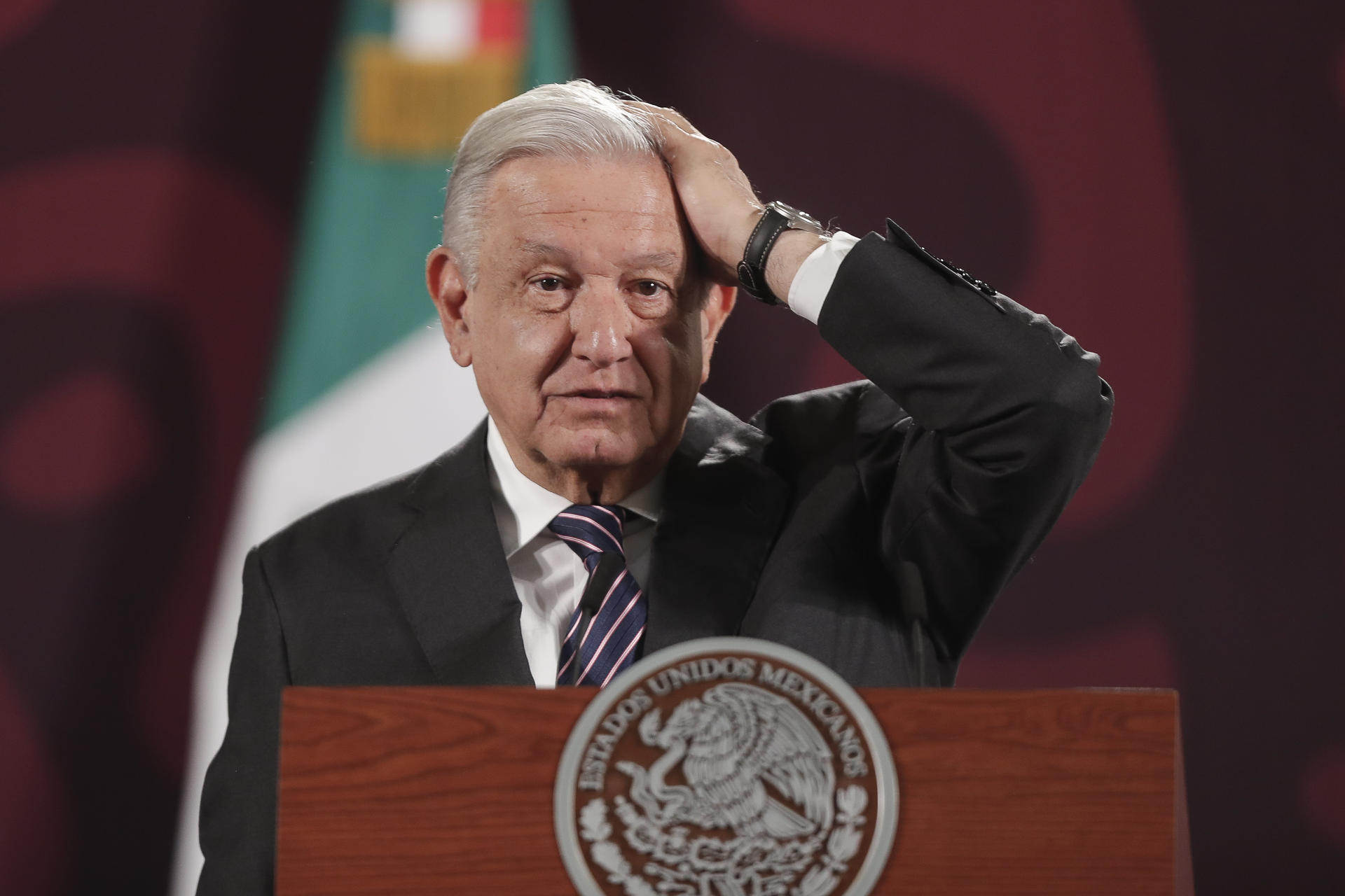 El presidente de México, Andrés Manuel López Obrador, habla en su rueda de prensa matutina este jueves, en Palacio Nacional de la Ciudad de México (México). EFE/ Isaac Esquivel
