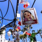 Fotografía de carteles de búsqueda de personas desaparecidas colgados en un quiosco este jueves, en el balneario de Acapulco en Guerrero (México). EFE/David Guzmán