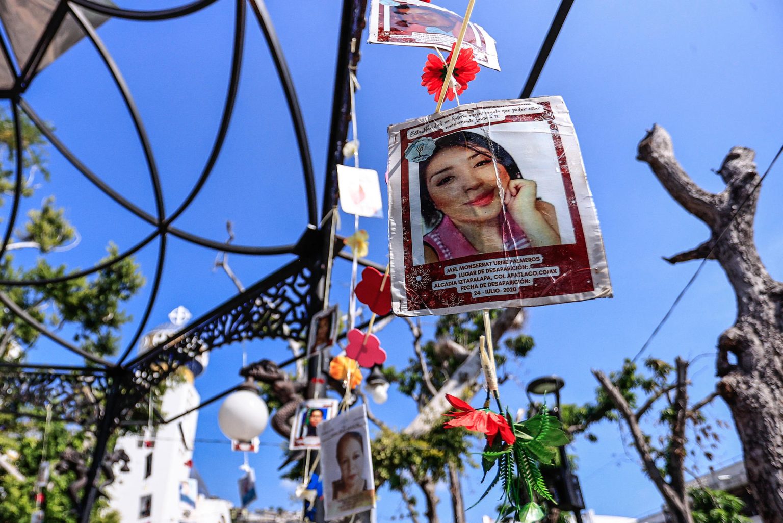 Fotografía de carteles de búsqueda de personas desaparecidas colgados en un quiosco este jueves, en el balneario de Acapulco en Guerrero (México). EFE/David Guzmán