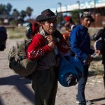 Imagen de archivo de personas que forman parte de la caravana migrante y que continúan su trayecto haciala fronteriza Tijuana (México). EFE/María de la Luz Ascencio