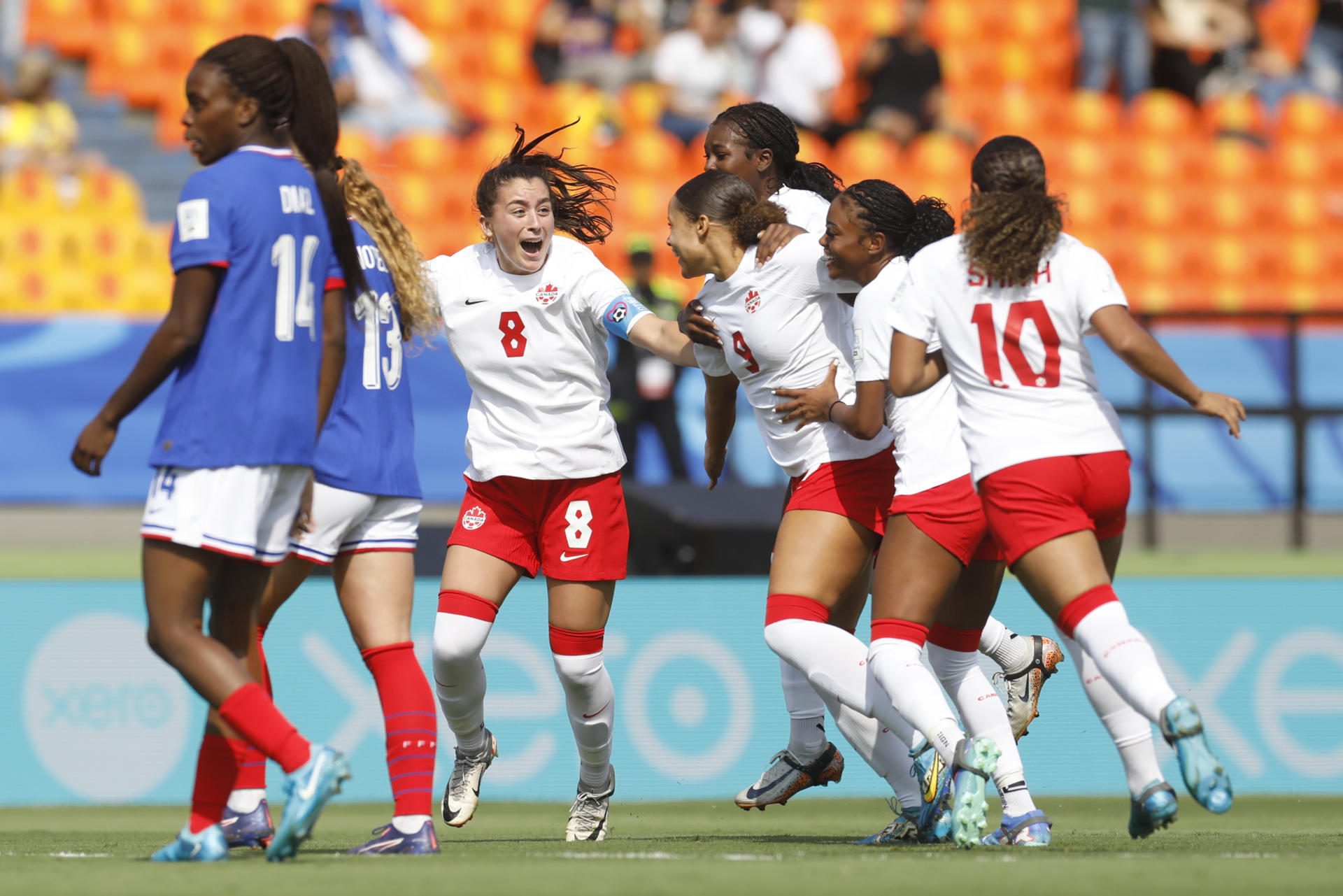 Nyah Rose (3-d), de Canadá, fue registrada este sábado, 31 de agosto, al celebrar -con varias compañeras- un gol que le anotó a Francia, el primero en el certamen, durante el primer partido del grupo B del Mundial FIFA femenino sub-20, en estadio Atanasio Girardot de Medellín (Colombia). EFE/ Luis Noriega
