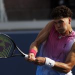 El tenista estadounidense Ben Shelton, número 13 de la clasificación mundial, avanzó este miércoles a la tercera ronda del Abierto de Estados Unidos tras derrotar al español Roberto Bautista Agut. EFE/EPA/CJ GUNTHER