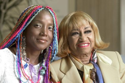 Fotografía de archivo del 26 de julio de 2001 donde aparece las cantantes cubanas Celia Cruz (d) y Lucrecia (i), durante la presentación de un concierto en el marco del festival de verano Grec 2001 en Barcelona (España). EFE/Albert Olive