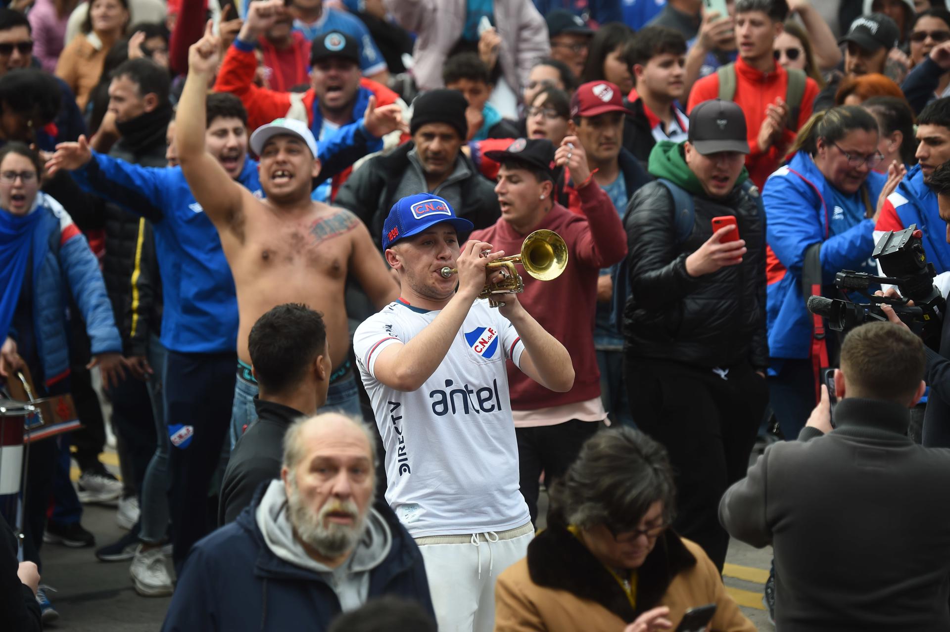 Familiares, amigos y aficionados fueron registrados este jueves, 29 de agosto, al asistir al velorio del futbolista uruguayo Juan Manuel Izquierdo, en la sede del club Nacional, en Montevideo (Uruguay). EFE/Stringer
