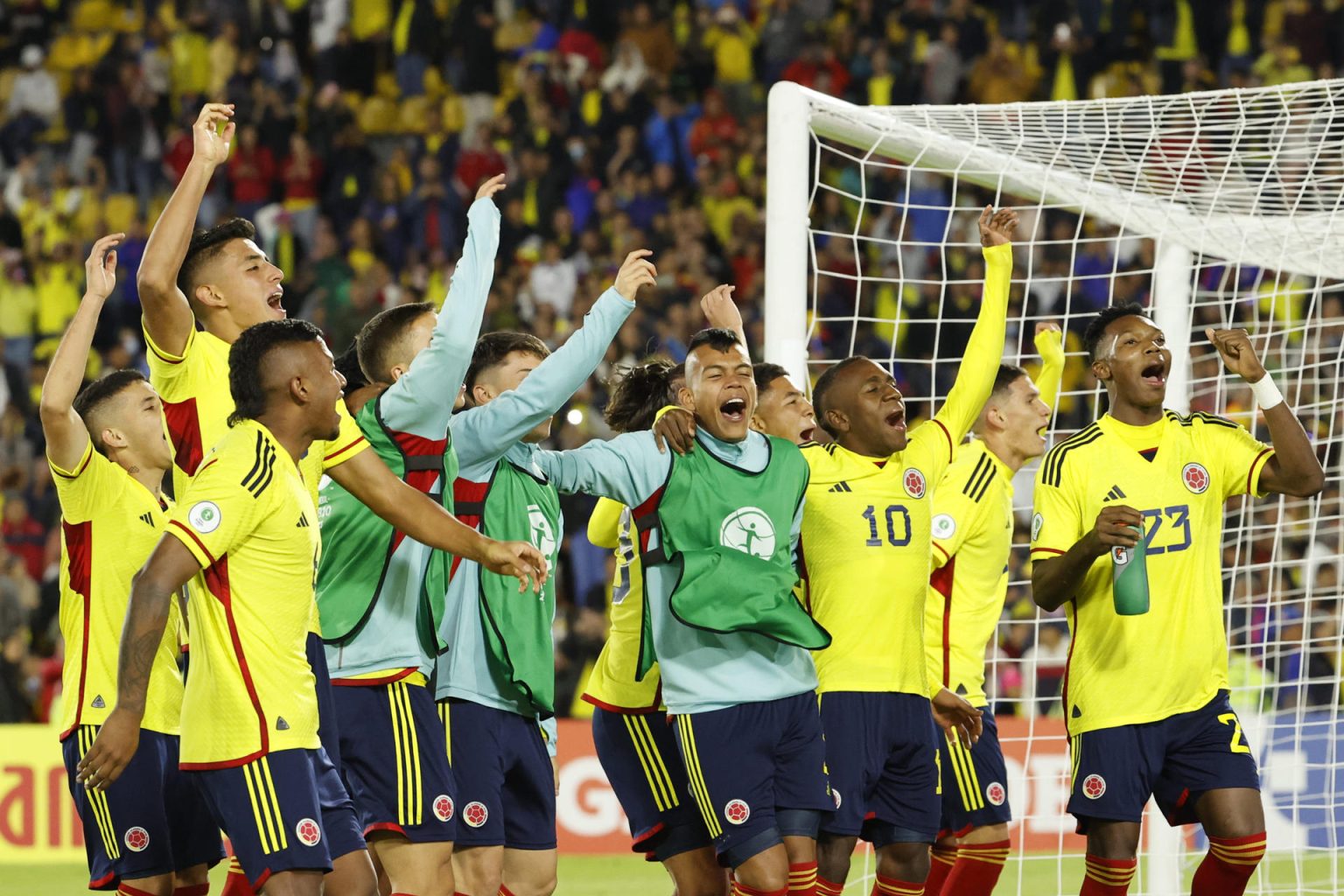 Fotografía de archivo, tomada en febrero de 2023, en la que se registró a jugadores de la selección colombiana sub-20 de fútbol al celebrar una victoria sobre Ecuador, durante la fase final del Campeonato Sudamericano de la categoría, el estadio El Campín de Bogotá (Colombia). EFE/Mauricio Dueñas