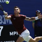 El tenista argentino Camilo Ugo Carabelli fue registrado este lunes, 26 de agosto, al intentar devolverle una bola al estadounidense Taylor Fritz, durante un partido de la primera ronda del Abierto de Estados Unidos, en el complejo USTA Billie Jean King National Tennis Center de Flushing Meadows (Nueva York, EE.UU.). EFE/CJ Gunther