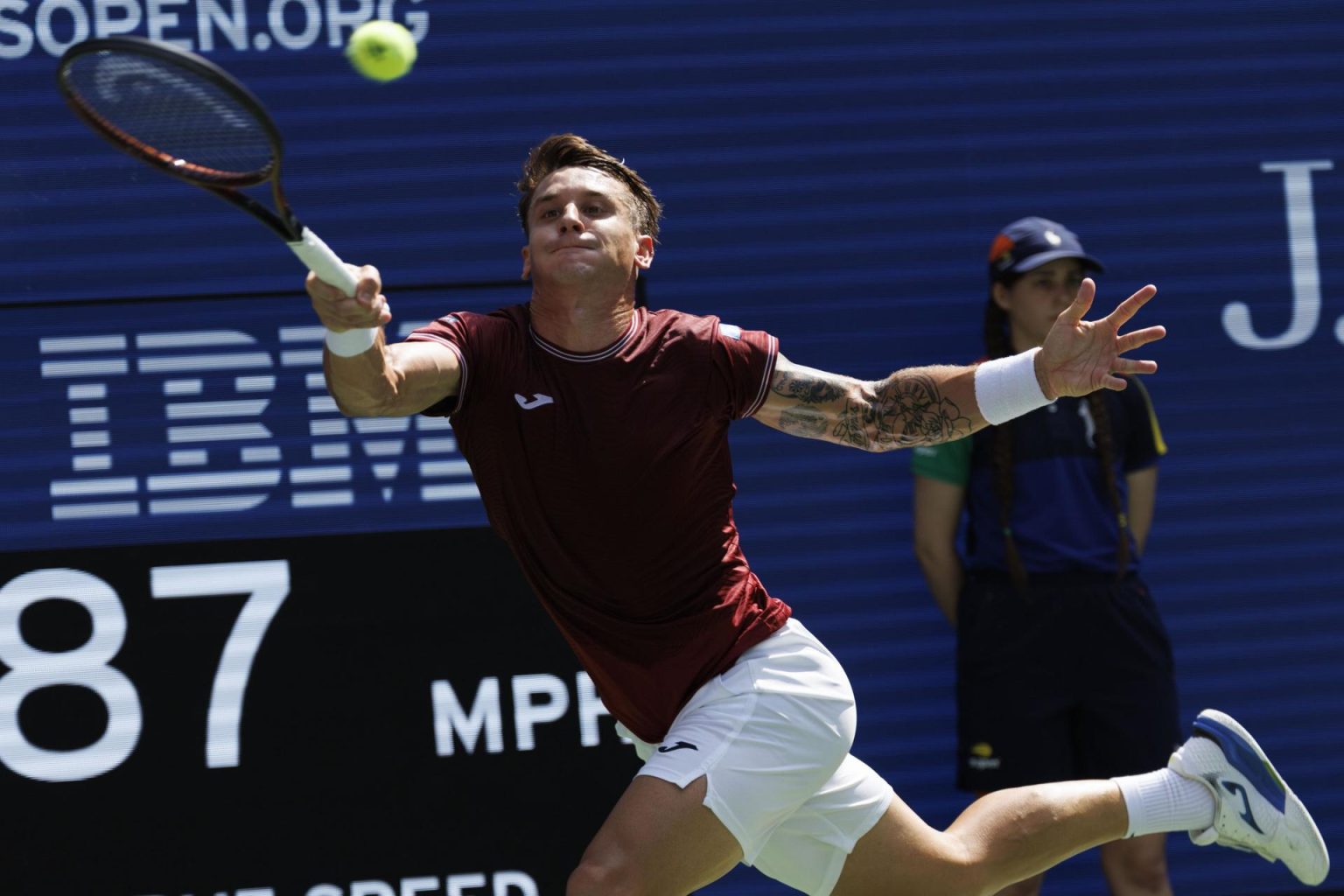 El tenista argentino Camilo Ugo Carabelli fue registrado este lunes, 26 de agosto, al intentar devolverle una bola al estadounidense Taylor Fritz, durante un partido de la primera ronda del Abierto de Estados Unidos, en el complejo USTA Billie Jean King National Tennis Center de Flushing Meadows (Nueva York, EE.UU.). EFE/CJ Gunther