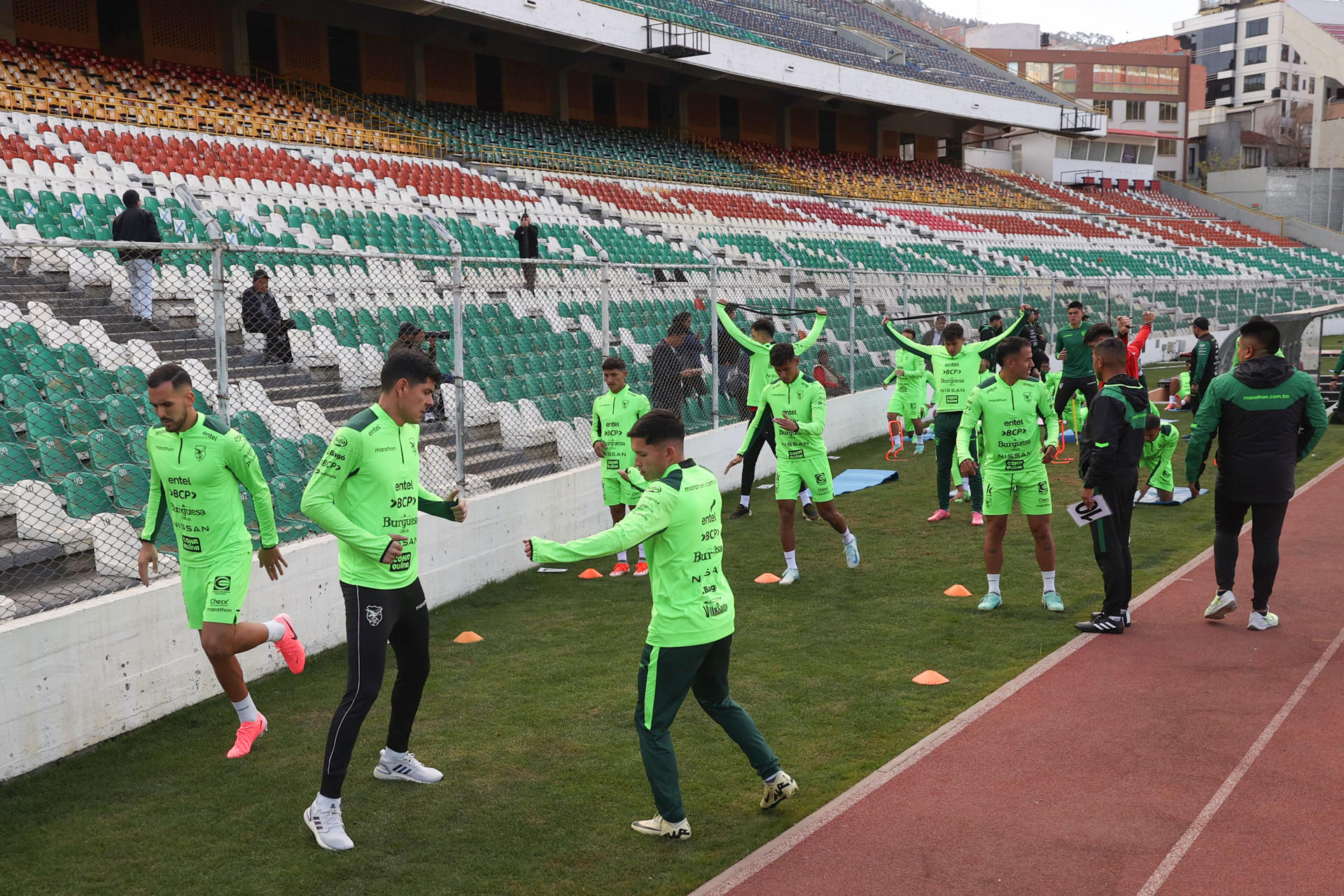 Jugadores de la selección boliviana de fútbol fueron registrados este lunes, 26 de agosto, durante un entrenamiento, en el estadio Hernando Siles en La Paz (Bolivia). Bolivia se prepara para enfrentar a Venezuela por las eliminatorias al Mundial FIFA de 2026. EFE/Luis Gandarillas
