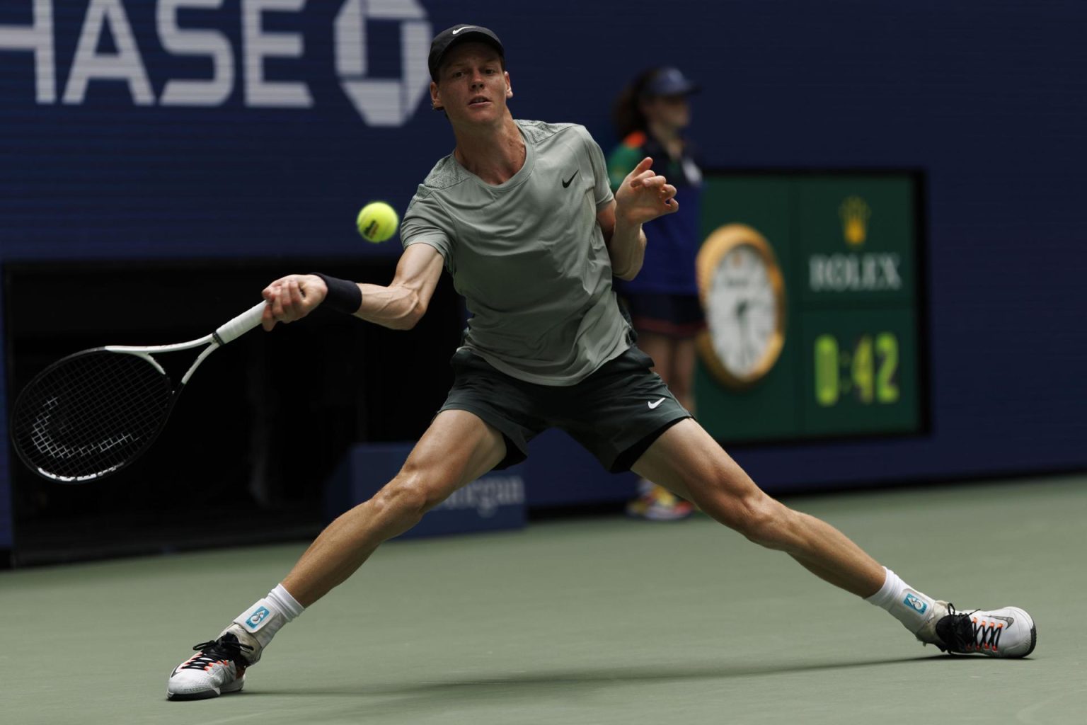 Jannik Sinner venció este sábado por 6-1, 6-4 y 6-2, al australiano Christopher O'Connell y se plantó en los octavos de final del Abierto de EE.UU. EFE/EPA/CJ GUNTHER