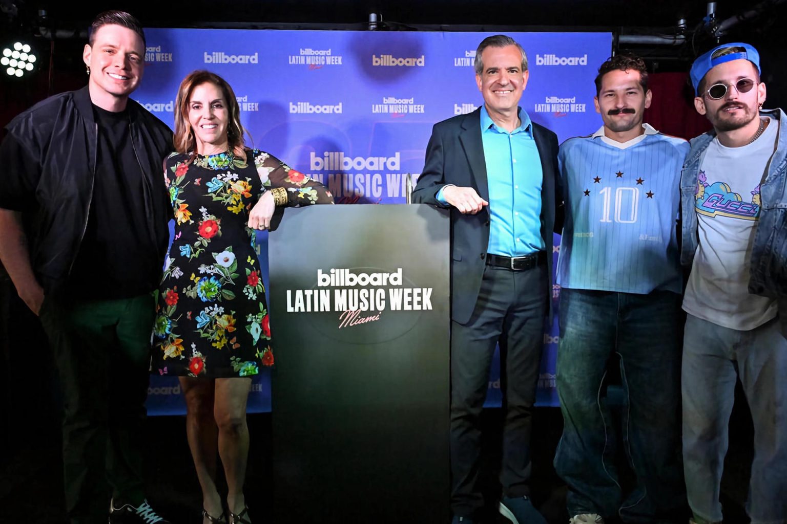 Fotografía cedida por Billboard donde aparecen (de izq. a dcha.) Marko, Leila Cobo, Steve Meiner y Mau y Ricky posando al finalizar la conferencia de prensa de la semana de Billboard Latin Music 2024 este lunes, en The Fillmore en Miami, Florida (EE. UU). EFE/Gustavo Caballero/Billboard /SOLO USO EDITORIAL /NO VENTAS /SOLO DISPONIBLE PARA ILUSTRAR LA NOTICIA QUE ACOMPAÑA /CRÉDITO OBLIGATORIO