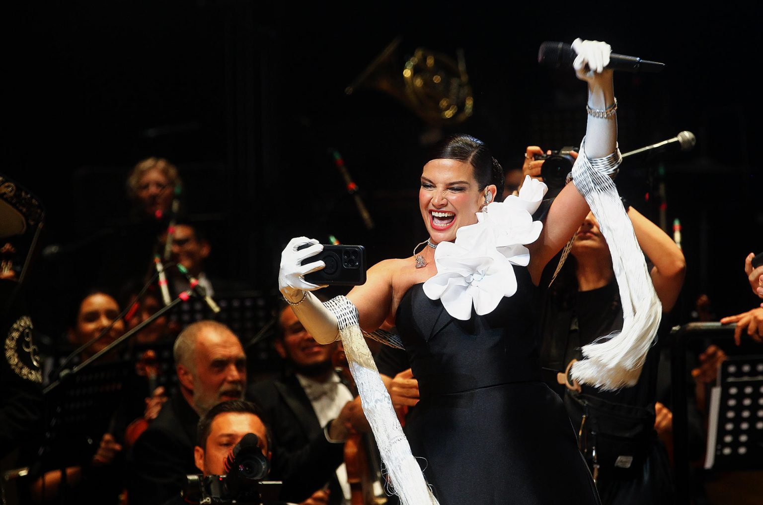 La cantante española Natalia Jiménez se presenta durante un concierto, el 27 de agosto de 2024, en el Teatro Bicentenario de la ciudad de León, en Guanajuato (México). EFE/Luis Ramírez