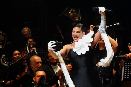 La cantante española Natalia Jiménez se presenta durante un concierto, el 27 de agosto de 2024, en el Teatro Bicentenario de la ciudad de León, en Guanajuato (México). EFE/Luis Ramírez