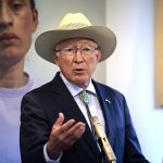 El embajador de Estados Unidos en México, Ken Salazar, habla durante una rueda de prensa este viernes en Ciudad de México (México). EFE/José Méndez