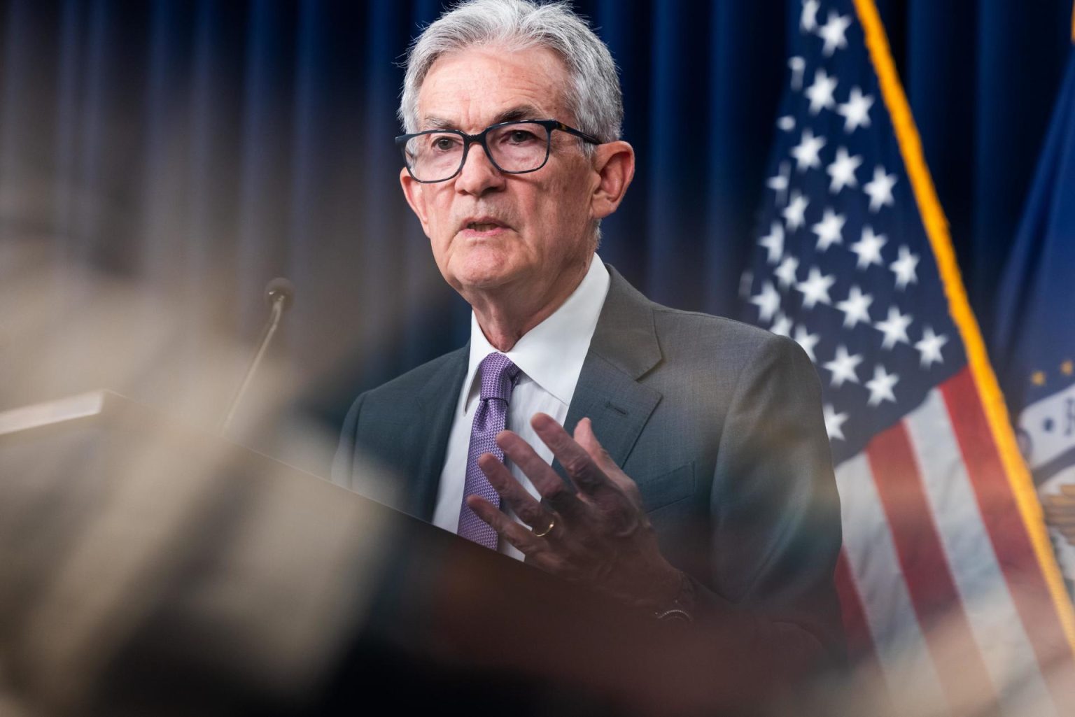 Fotografía de archivo del 31 de julio de 2024 del presidente de la Reserva Federal de Estados Unidos (Fed), Jerome Powell, hablando con periodistas después de que la Fed se abstuviera una vez más de subir los tipos de interés tras su conferencia de dos días en la Reserva Federal en Washington (Estados Unidos). EFE/EPA/JIM LO SCALZO