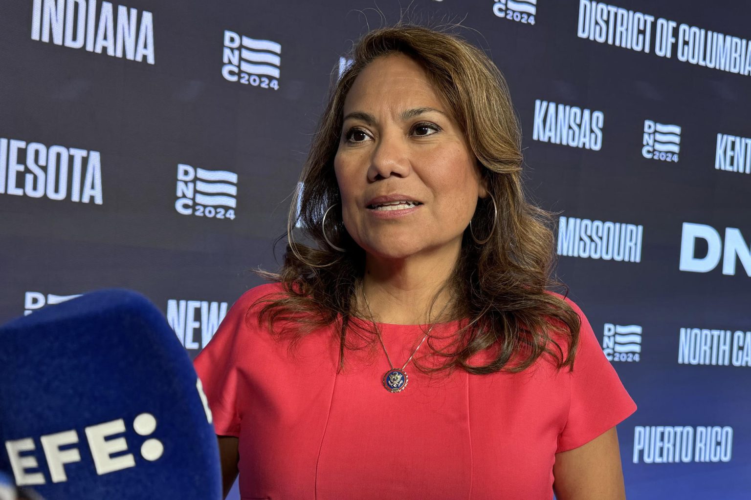 La legisladora y asesora de campaña de Kamala Harris, Verónica Escobar, habla durante una entrevista con EFE este miércoles, en Chicago (Estados Unidos). EFE/ Octavio Guzmán