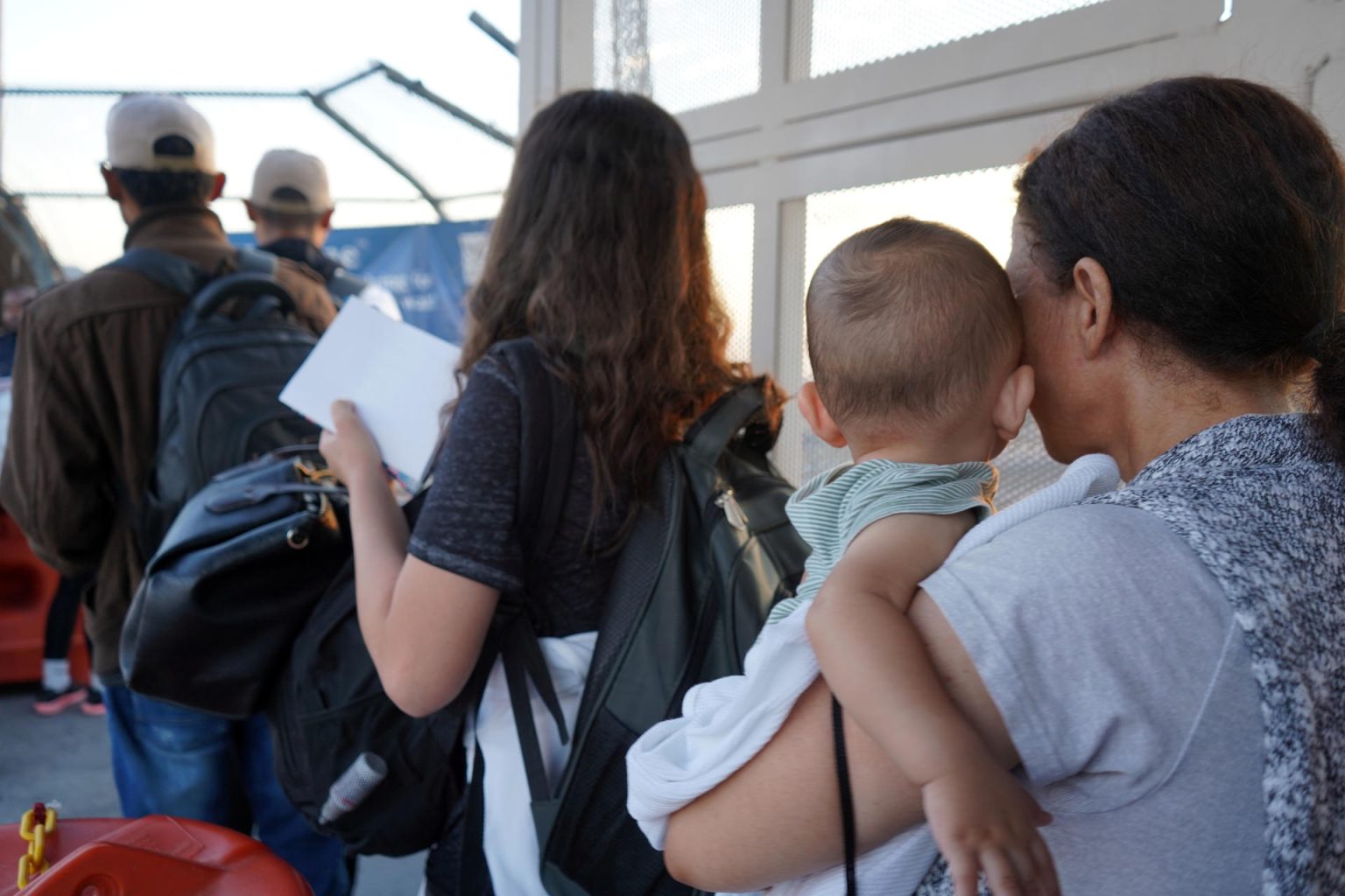 Inmigrantes esperan en fila su turno para entregar su aplicación de entrada a Estados Unidos en la frontera de El Paso,Texas (Estados Unidos). Imagen de archivo. EFE/César Contreras