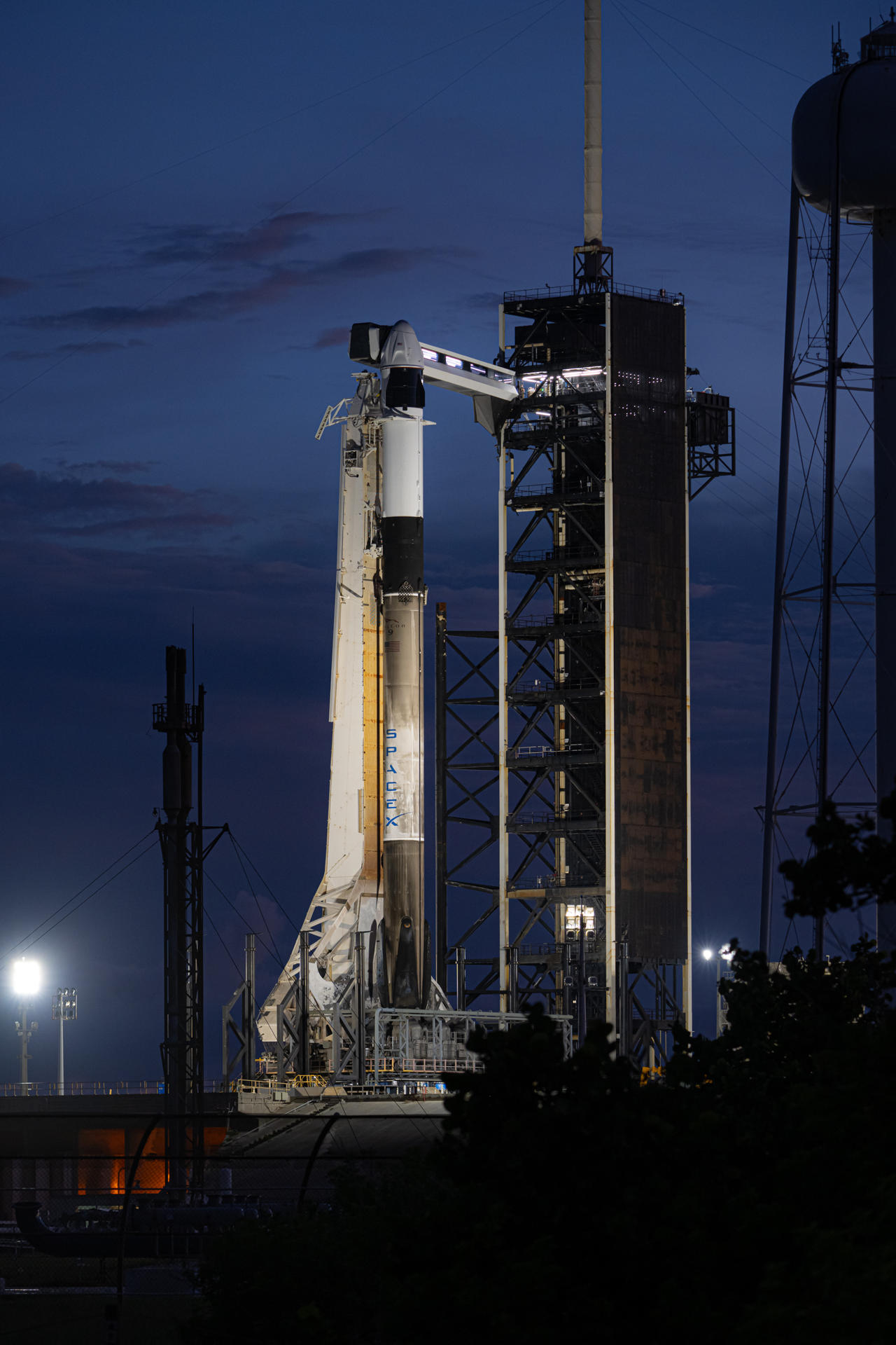 Fotografía cedida por Polaris Program del cohete Falcon 9, que lleva una cápsula Dragon, donde viajarán a bordo los tripulantes de Polaris Dawn instalado en el Kennedy Space Center en Merritt Island, Florida (EE. UU). EFE/John Kraus/Polaris Program /SOLO USO EDITORIAL /NO VENTAS /SOLO DISPONIBLE PARA ILUSTRAR LA NOTICIA QUE ACOMPAÑA /CRÉDITO OBLIGATORIO
