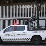 Imagen de archivo de miembros de la Guardia Nacional (GN) que custodian las instalaciones de la Fiscalía Especializada en materia de Delincuencia Organizada (Femdo), donde se presume fue trasladado Ovidio Guzmán, en Ciudad de México (México). EFE/ Sáshenka Gutiérrez