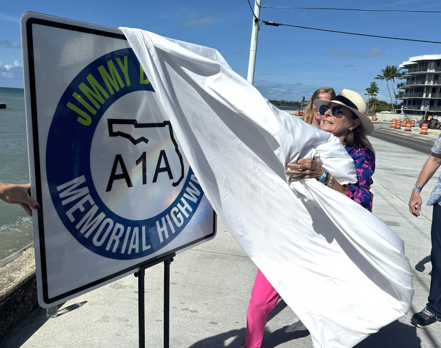 Fotografía cedida por la Oficina de Noticias de los Cayos de Florida donde aparece Lucy Buffett, hermana del fallecido cantautor Jimmy Buffett, mientras presenta el cartel de la autopista que designa la histórica State Road A1A como 'A1A Jimmy Buffett Memorial Highway', este viernes en Cayo Hueso (Estados Unidos). EFE/ Andy Newman / Oficina de Noticias de los Cayos de Florida / SOLO USO EDITORIAL/ SOLO DISPONIBLE PARA ILUSTRAR LA NOTICIA QUE ACOMPAÑA (CRÉDITO OBLIGATORIO)