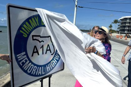 Fotografía cedida por la Oficina de Noticias de los Cayos de Florida donde aparece Lucy Buffett, hermana del fallecido cantautor Jimmy Buffett, mientras presenta el cartel de la autopista que designa la histórica State Road A1A como 'A1A Jimmy Buffett Memorial Highway', este viernes en Cayo Hueso (Estados Unidos). EFE/ Andy Newman / Oficina de Noticias de los Cayos de Florida / SOLO USO EDITORIAL/ SOLO DISPONIBLE PARA ILUSTRAR LA NOTICIA QUE ACOMPAÑA (CRÉDITO OBLIGATORIO)