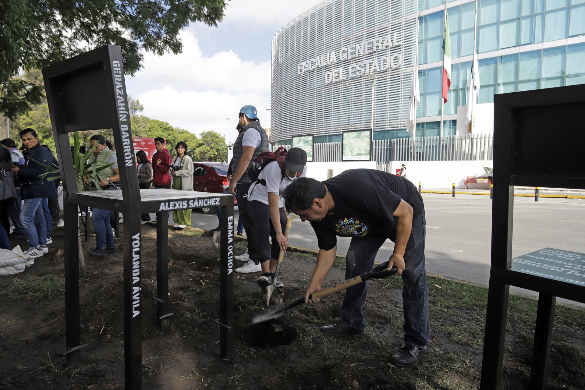 Familiares e integrantes de la red de búsqueda de personas desaparecidas colocaron "anti-monumentos" frente a la Fiscalía General del Estado (FGE), este viernes, en el estado de Puebla (México). EFE/ Hilda Ríos
