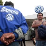 Imagen de archivo de trabajadores del fabricante alemán de automóviles Volkswagen que dejan las instalaciones de una planta en Puebla (México). EFE/Ulises Ruiz