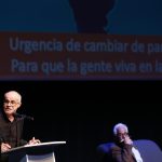 El director científico de la Cátedra en Emprendimiento-Territorio-Innovación en Universidad de París IAE, Carlos Moreno habla este lunes, durante la Cumbre Internacional del Hábitat y de América Latina y el Caribe (CIHALC) realizado en Guadalajara (México). EFE/Francisco Guasco