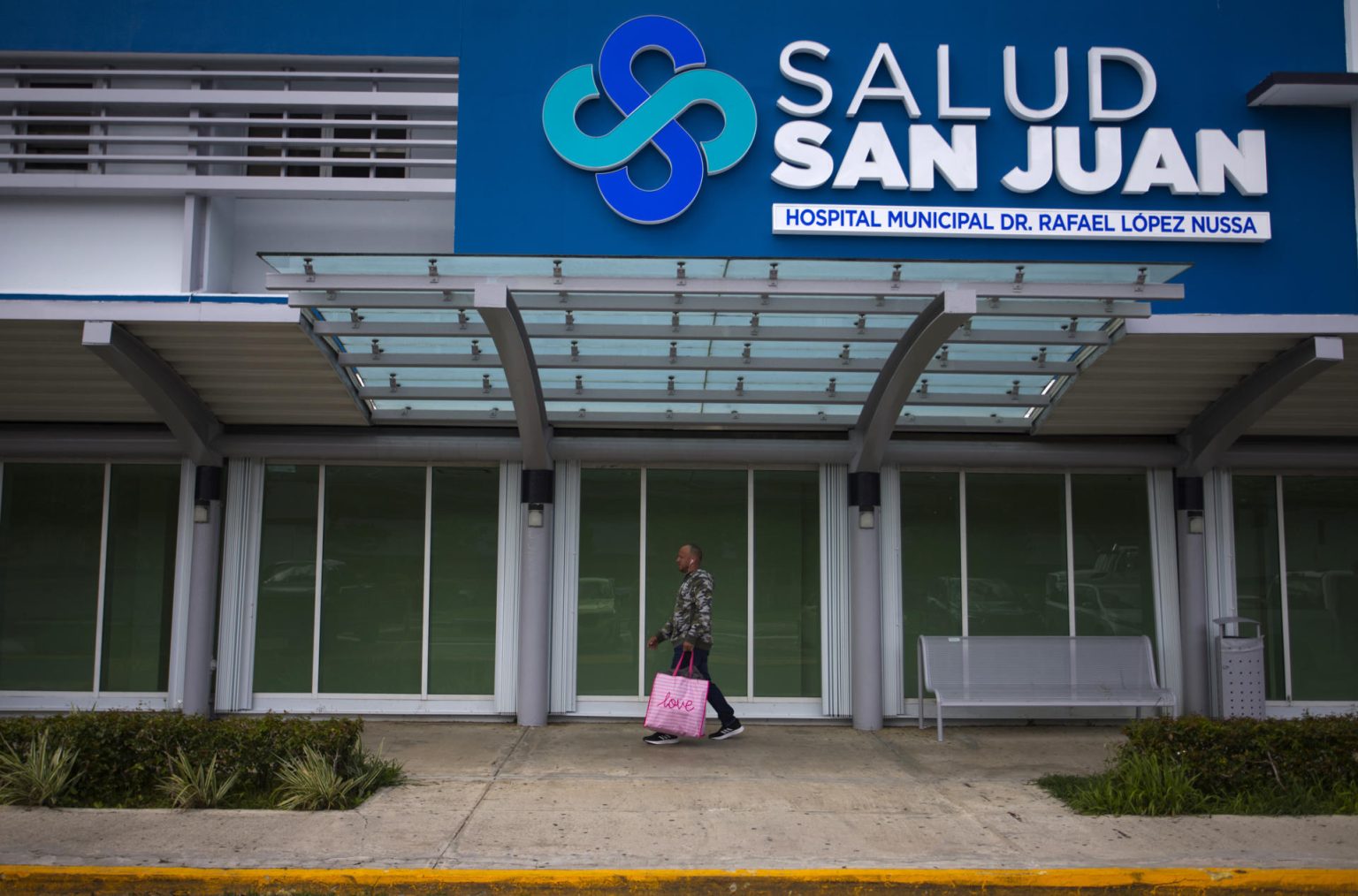 Un hombre camina frente al Hospital Municipal Dr. Rafael López Nussa del centro médico Salud San Juan en San Juan (Puerto Rico). Imagen de archivo. EFE/ Thais Llorca