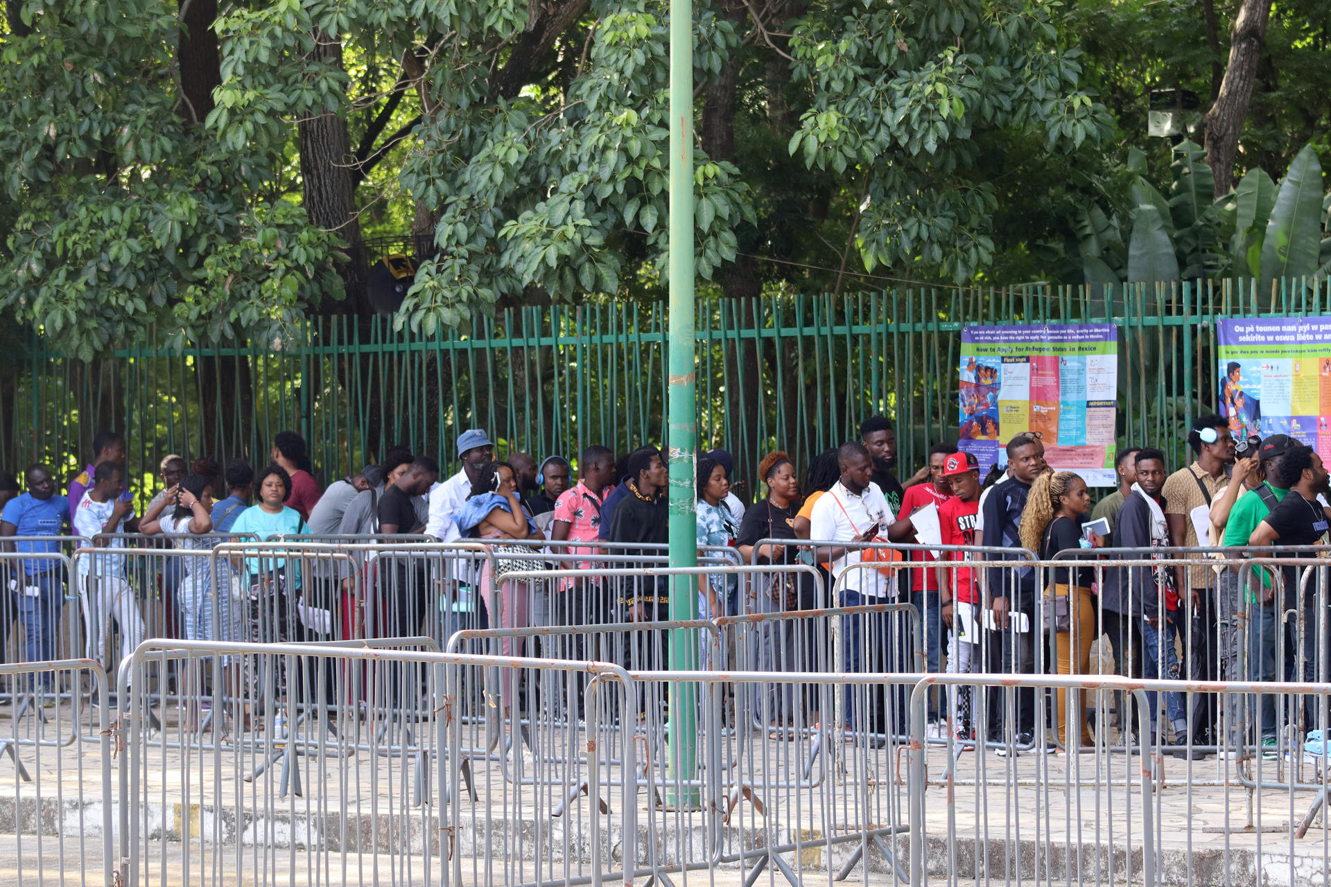 Migrantes hacen fila en oficinas migratorias este sábado, en Tapachula en Chiapas (México). EFE/ Juan Manuel Blanco
