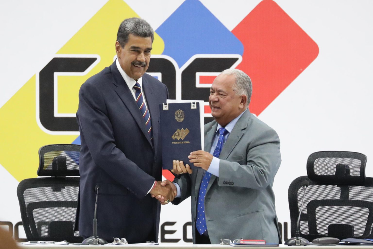 El presidente de Venezuela, Nicolás Maduro (i), y el presidente de Consejo Nacional Electoral (CNE), Elvis Amoroso, sostienen el acta de juramentación del presidente electo en Caracas (Venezuela). Archivo. EFE/ Ronald Peña R.