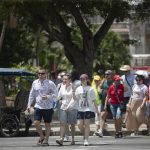 Turistas caminan cerca del Parque Central en La Habana (Cuba). Fotografía de archivo. EFE/ Yander Zamora