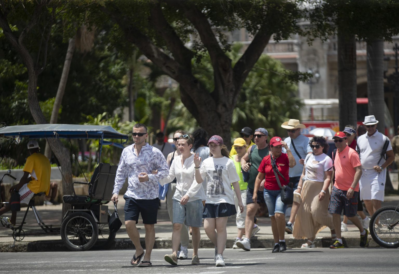 Turistas caminan cerca del Parque Central en La Habana (Cuba). Fotografía de archivo. EFE/ Yander Zamora