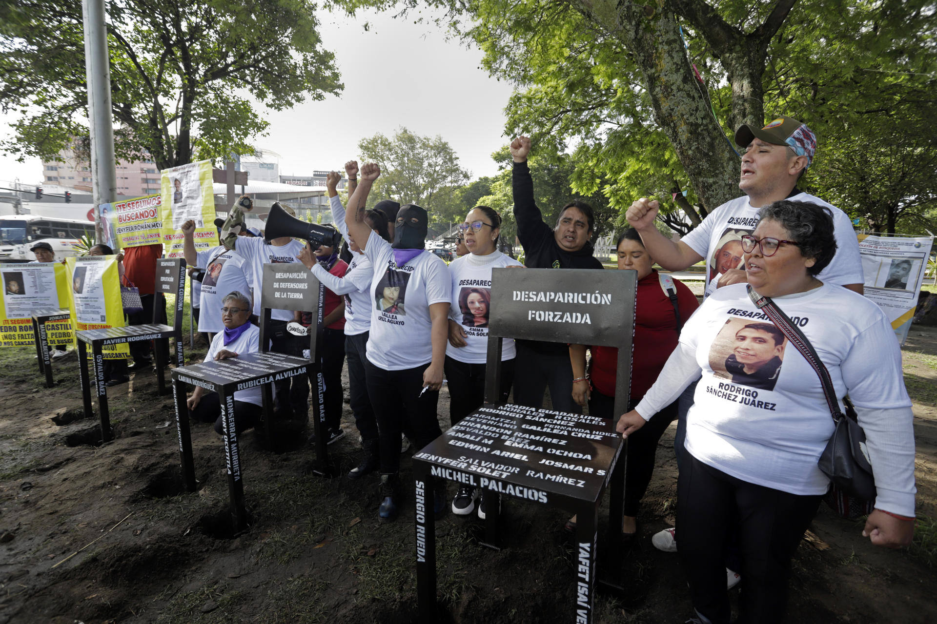 Familiares e integrantes de la red de búsqueda de personas desaparecidas colocaron "anti-monumentos" frente a la Fiscalía General del Estado (FGE), este viernes, en el estado de Puebla (México). EFE/ Hilda Ríos
