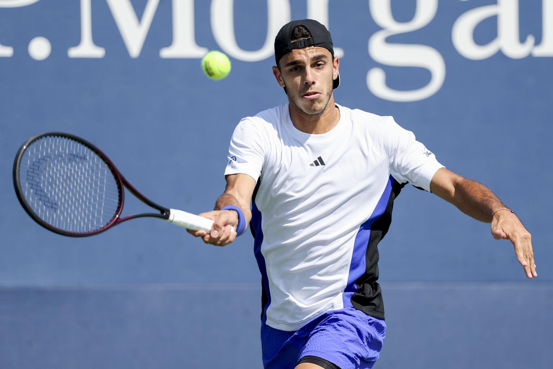 El tenista argentino Francisco Cerúndolo fue registrado este miércoles, 28 de agosto, al intentar devolverle una bola a su compatriota Tomás Etcheverry, durante un partido de la segunda ronda del Abierto de Estados Unidos, en el complejo USTA Billie Jean King National Tennis Center de Flushing Meadows (Nueva York, EE.UU.). EFE/Sarah Yenesel
