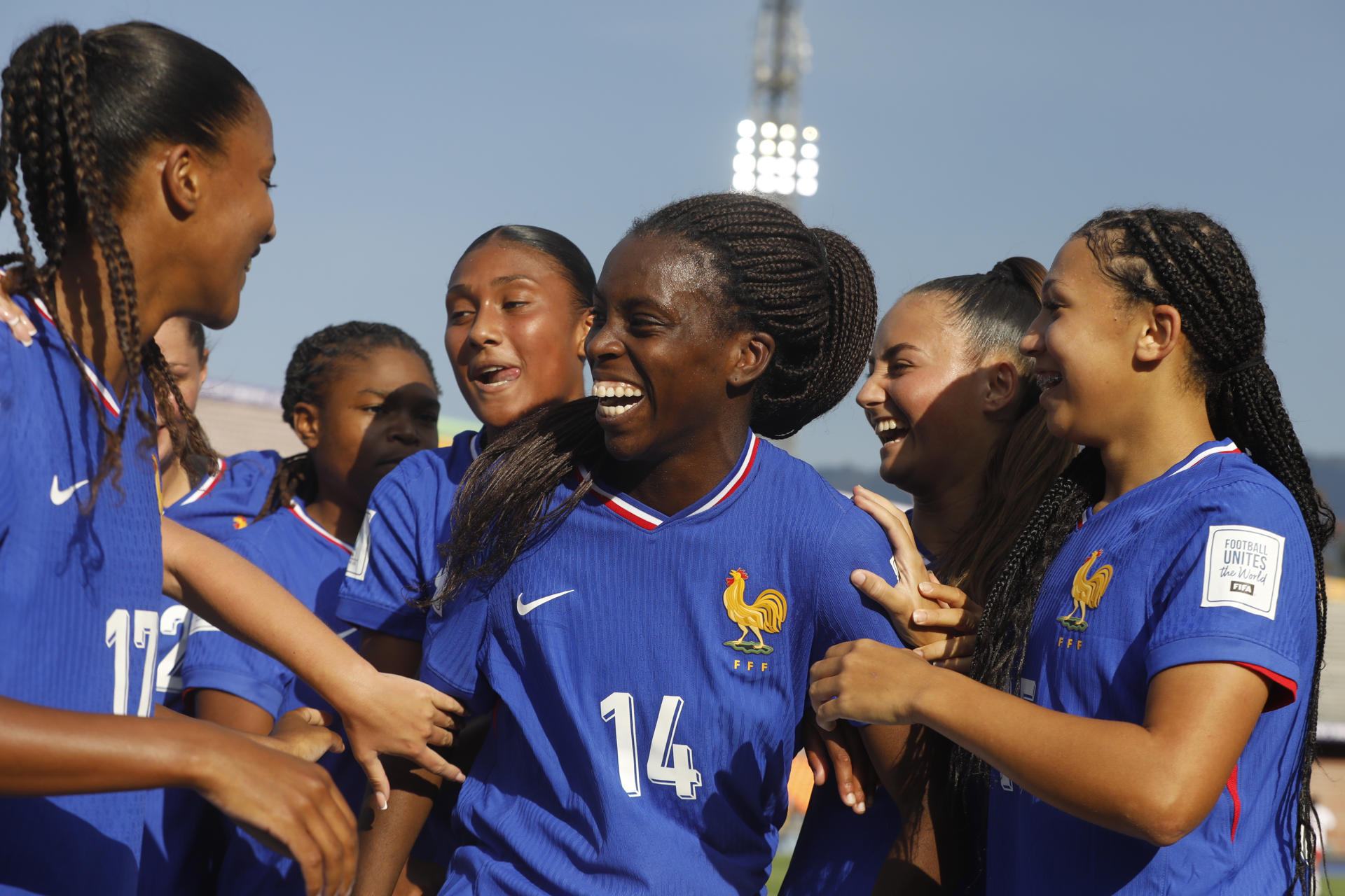 Hillary Díaz (c), de Francia, fue registrada este sábado, 31 de agosto, al celebrar con varias compañeras, un gol que le anotó a Canadá, durante el primer partido del grupo B del Mundial FIFA femenino sub-20, en estadio Atanasio Girardot de Medellín (Colombia). EFE/ Luis Noriega
