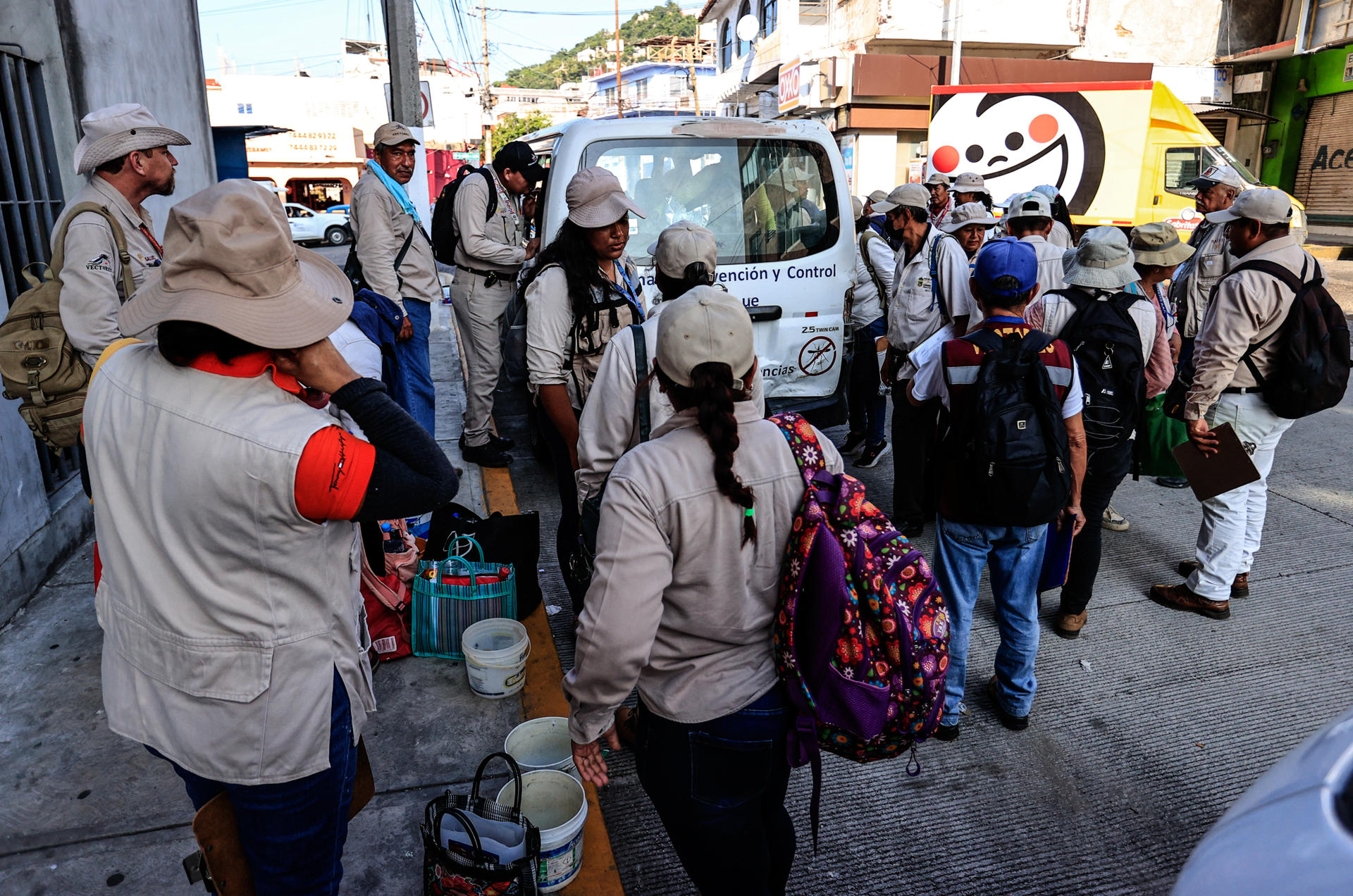 Trabajadores de la Secretaria de Salud (SSa) se preparan para una jornada de prevención de propagación del dengue este miércoles, en Acapulco (México). EFE/ David Guzmán
