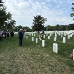 Fotografía cedida por el equipo de comunicación de Donald Trump del expresidente y candidato presidencial durante una visita al cementerio de Arlington en Virginia (Estados Unidos). EFE/ Equipo Comunicación De Donald Trump / SOLO USO EDITORIAL/ SOLO DISPONIBLE PARA ILUSTRAR LA NOTICIA QUE ACOMPAÑA (CRÉDITO OBLIGATORIO)