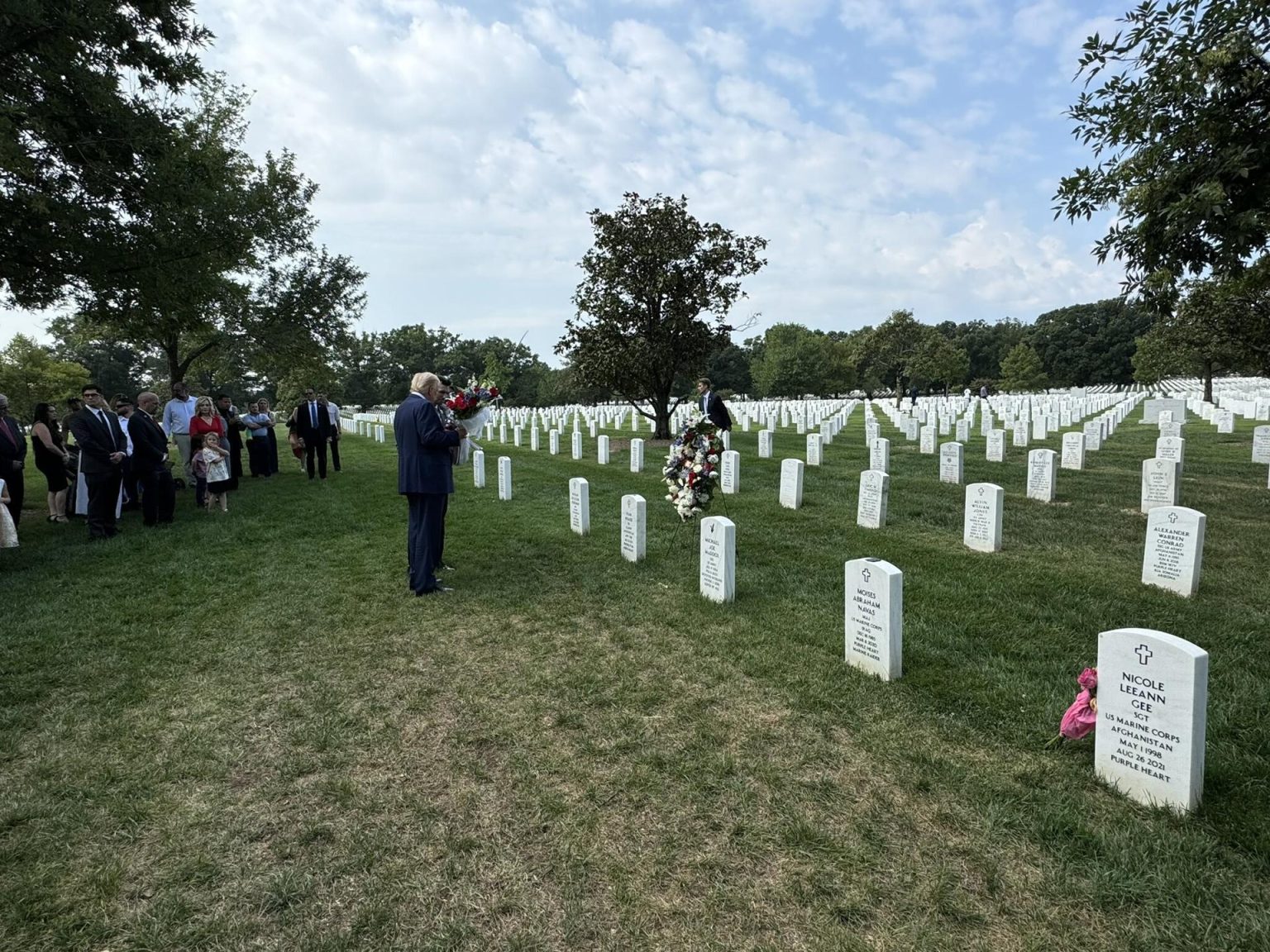 Fotografía cedida por el equipo de comunicación de Donald Trump del expresidente y candidato presidencial durante una visita al cementerio de Arlington en Virginia (Estados Unidos). EFE/ Equipo Comunicación De Donald Trump / SOLO USO EDITORIAL/ SOLO DISPONIBLE PARA ILUSTRAR LA NOTICIA QUE ACOMPAÑA (CRÉDITO OBLIGATORIO)