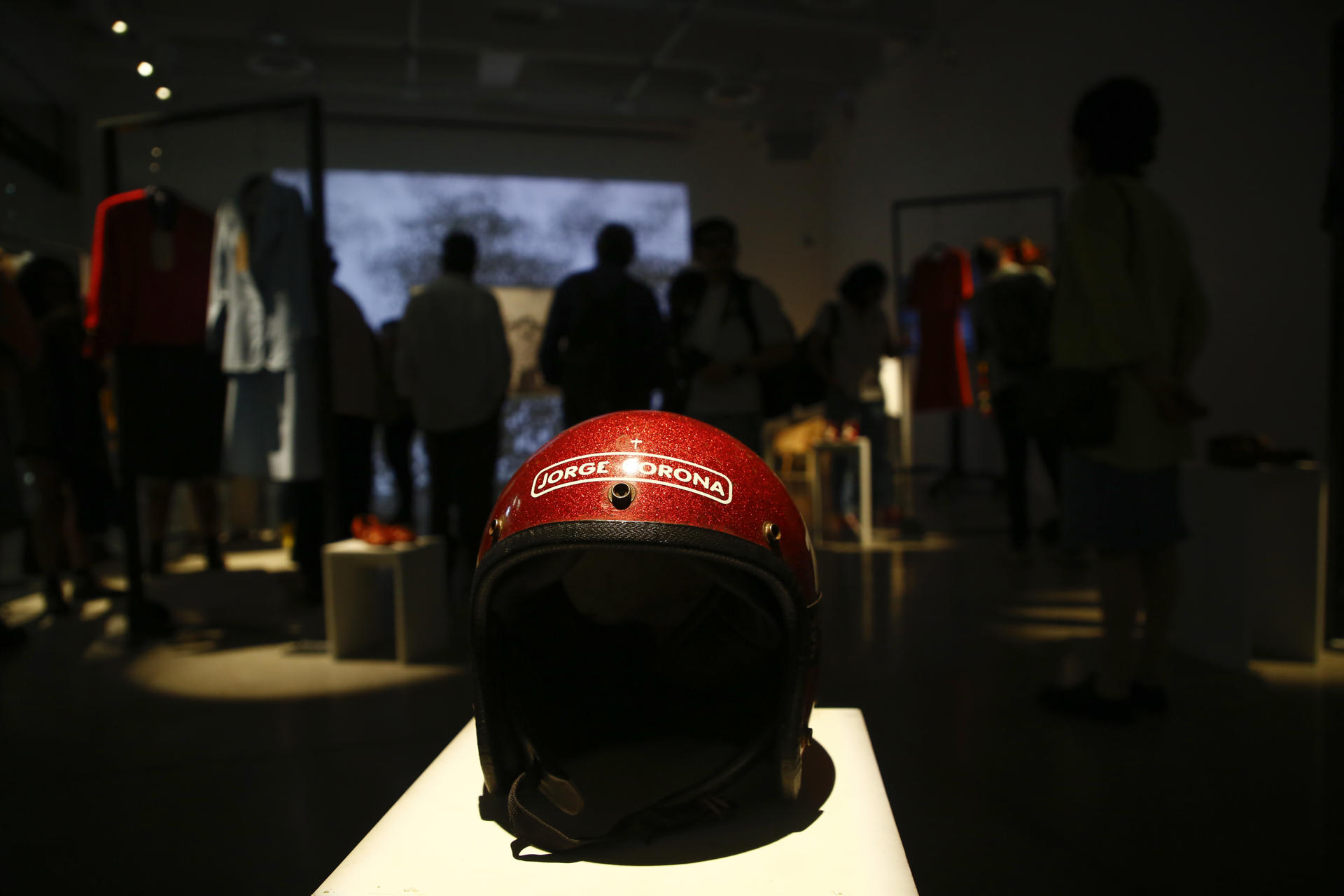 Fotografía de un casco en la muestra 'Vestir (la Guerra sucia) la represión' este jueves en Jalisco (México). EFE/ Francisco Guasco
