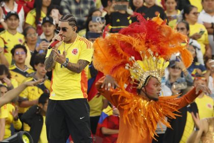 El artista colombiano Ryan Castro (i) se presenta en la inauguración de la Copa Mundial Femenina sub-20. EFE/ Mauricio Dueñas Castañeda