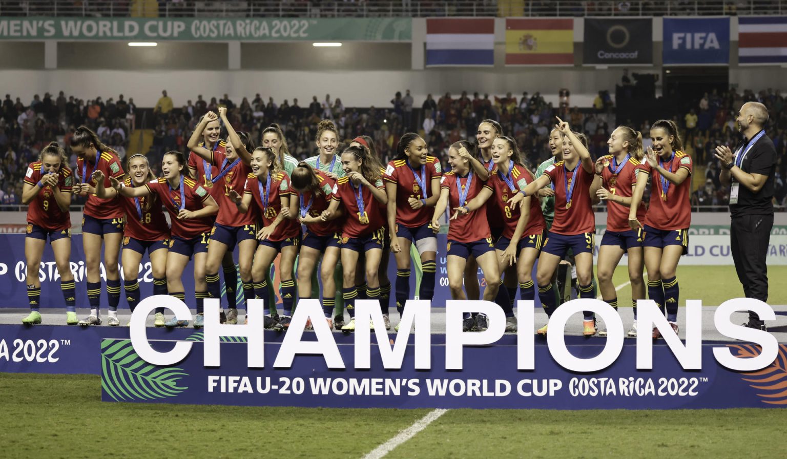 Fotografía de archivo, tomada el 28 de agoto de 2022, en la que se registró a jugadoras de la selección española de fútbol al celebrar la obtención del título del Mundial femenino sub-20 de la FIFA, tras derrotar a Japón en la final, en el estadio Nacional de San José (Costa Rica). EFE/Jeffrey Arguedas