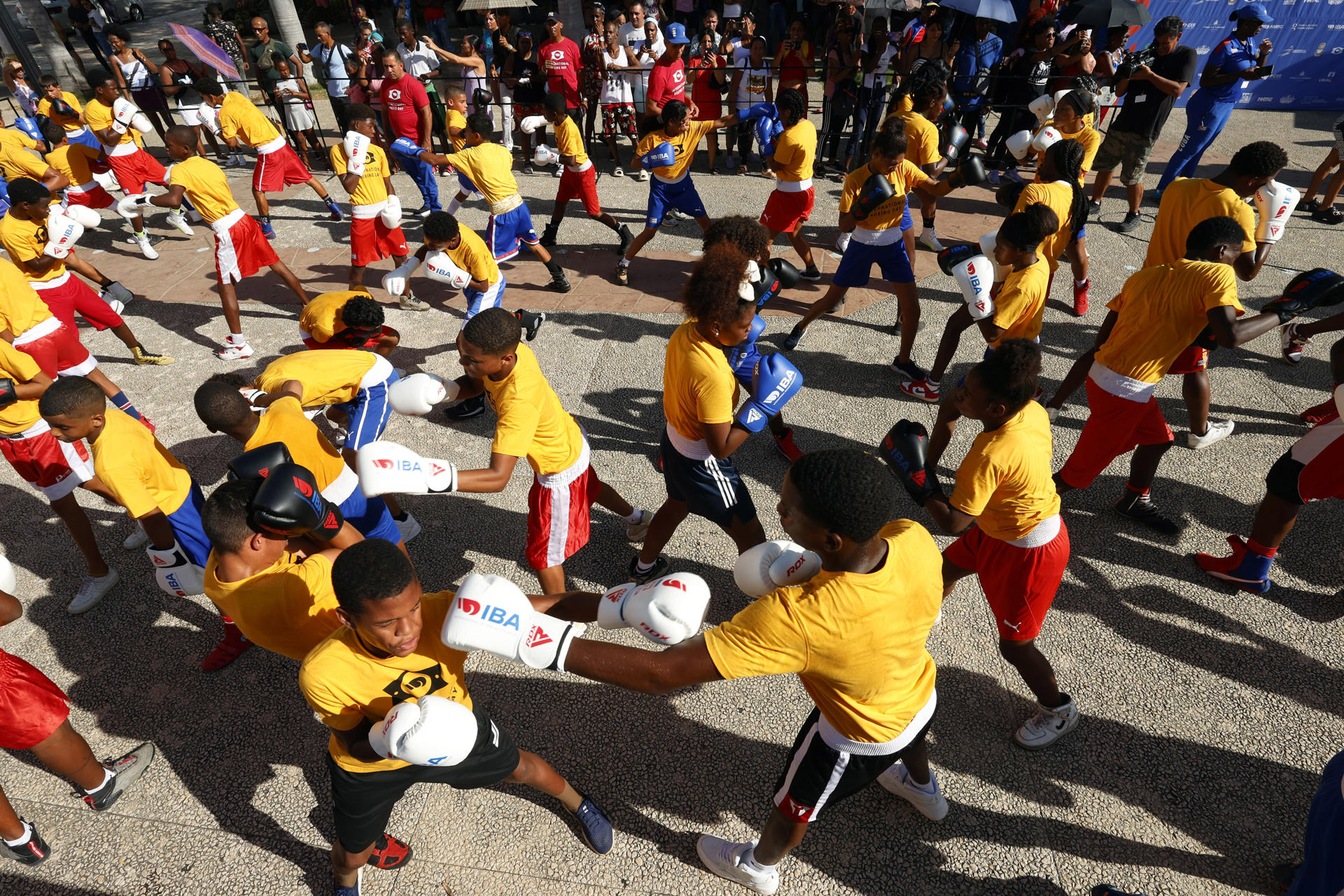 Personas de todas las edades asisten a una clase magistral de boxeo este martes, en el parque Central en La Habana. EFE/ Ernesto Mastrascusa
