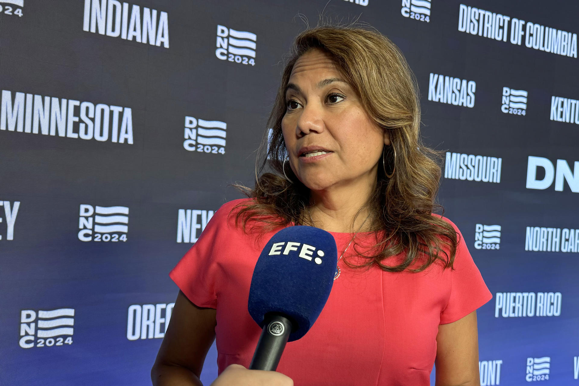 La legisladora y asesora de campaña de Kamala Harris, Verónica Escobar, habla durante una entrevista con EFE este miércoles, en Chicago (Estados Unidos). EFE/ Octavio Guzmán
