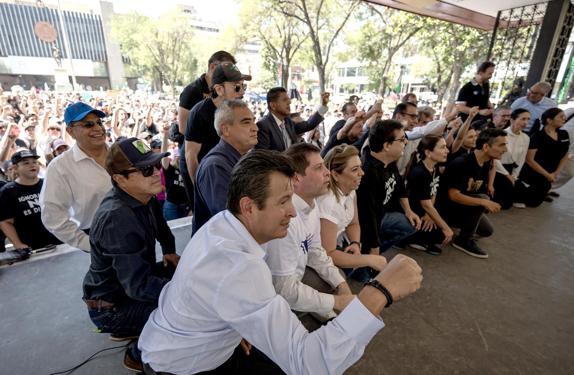 Magistrados y jueces posan durante una convocatoria para hacer un paro de labores en protesta por la reforma judicial, este miércoles frente a la explanada del ayuntamiento de Monterrey, en el norteño estado de Nuevo León (México). EFE/Miguel Sierra
